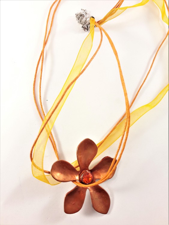 Flerradigt halsband med blomma i orange