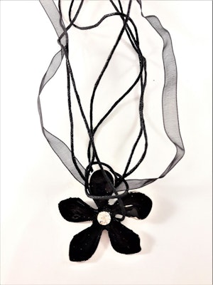 Flerradigt halsband med blomma i svart