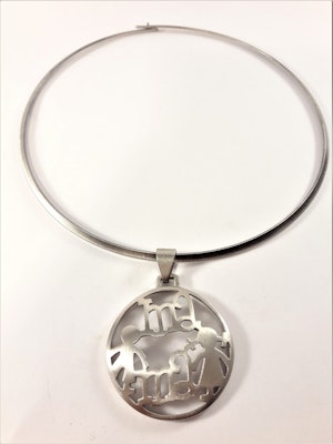 Stelt halsband med hänge "Mama" i silverfärg