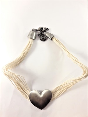Flerradigt halsband med i silverfärgat hjärta