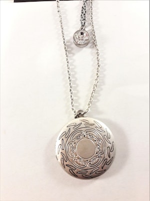Söt silverfärgad medaljong i dubbel kedja med gnistrande sten och öppningsbart hänge