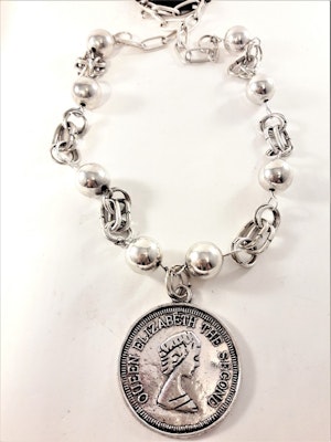 Halsband med kulor och medaljong "Queen Elizabeth The Second" i silverfärg