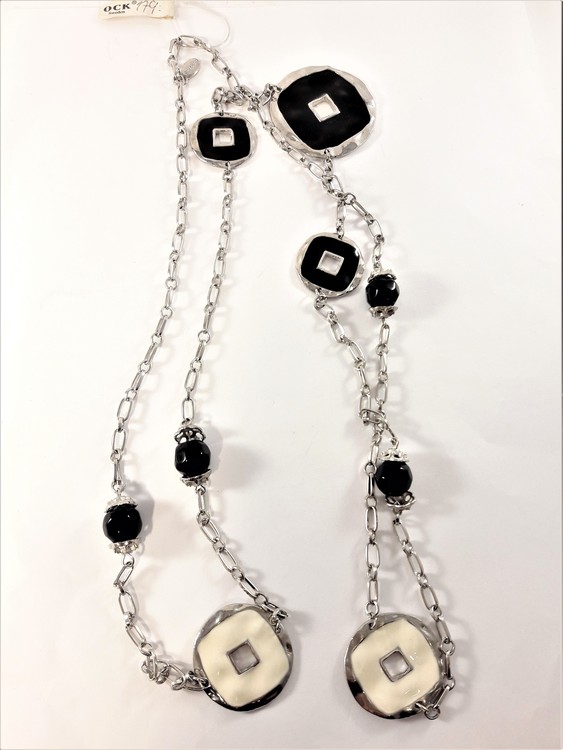Långt halsband i silverfärg med svarta och vita detaljer