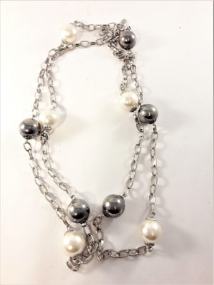 Långt halsband med kulor i silverfärg och vitt