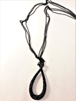 Halsband med ovalt gnistrande hänge i svart
