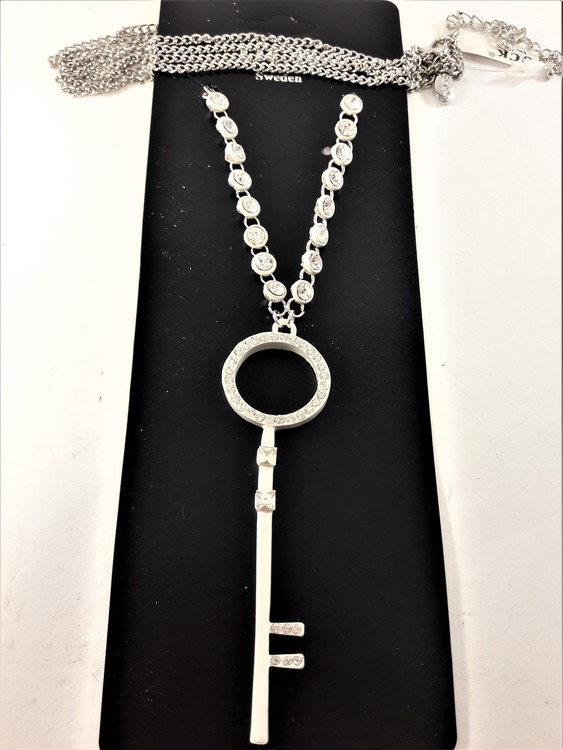 Halsband med nyckel hänge och glittrande stenar silverfärg