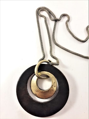 Halsband med hänge i brun och guldfärg