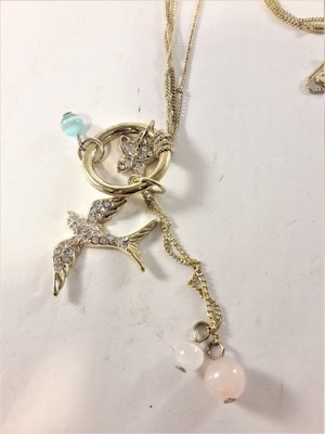 Halsband med kulor och strassprydd svala och fjäril guldfärg