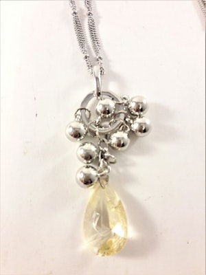 Flerradigt halsband silverfärg med hänge med sten, kulor och vita strasspärlor