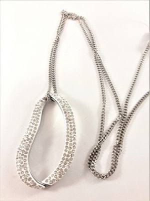 Halsband med ovalt hänge och glittrande strass i vitt