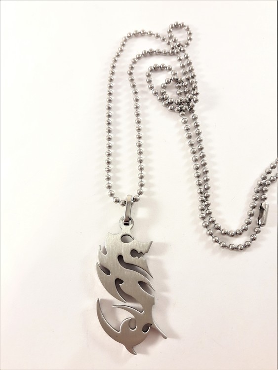 Halsband med hänge drake i silverfärg