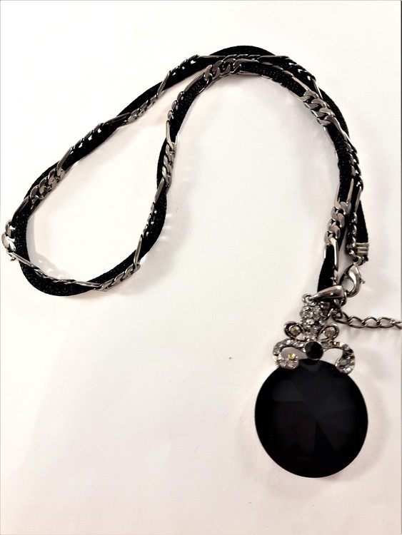 Kort halsband med silverfärgat hänge och svart sten