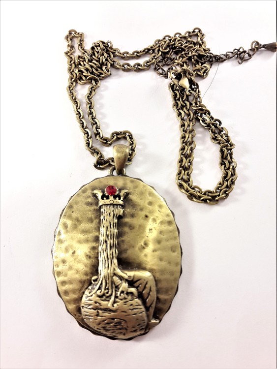 Halsband med medaljong guldfärg och röd sten