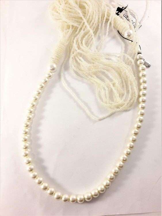 Långt halsband med stora och små pärlor i vitt