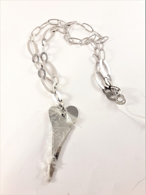 Halsband med länkar och hjärta i silverfärg