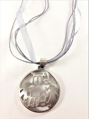 Halsband med hänge "Mama" i grå och silverfärg
