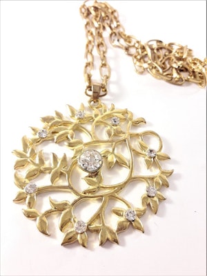 Halsband i guldfärg med glittrande stenar