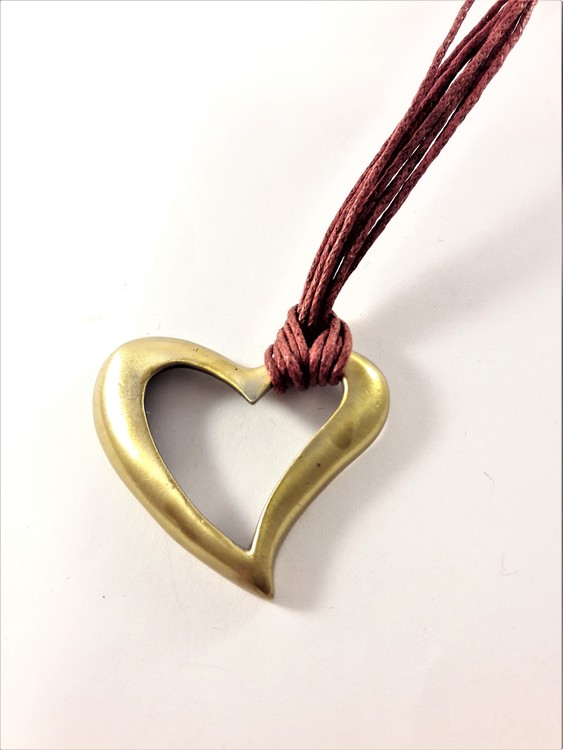 Halsband med rött band och i guldfärgat hjärta