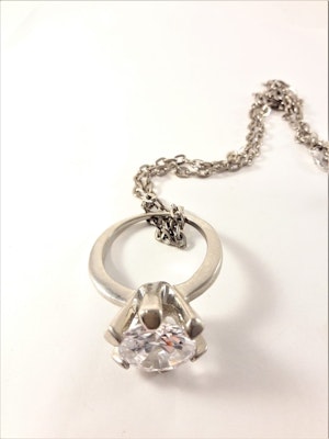 Halsband med ring i silverfärg och transparent sten