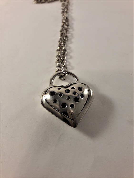 Halsband med hjärta i silverfärg