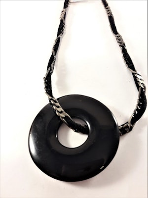 Halsband med rem och runt hänge i svart och silverfärg