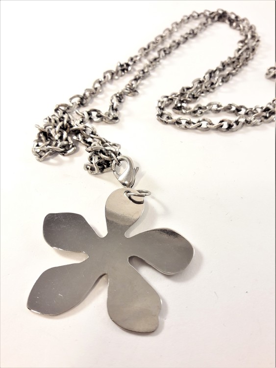 Långt halsband med blomma i silverfärg