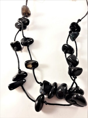 Tvåradigt halsband med stenar i svart