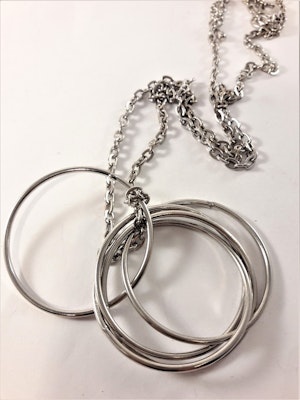 Halsband med 5 ringar som hänge i silverfärg