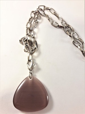 Halsband i silverfärg med trekantigt hänge i lila