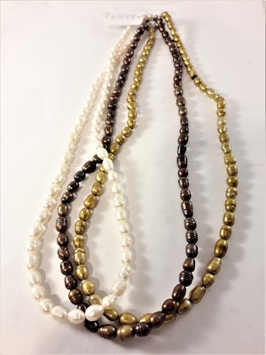 Flerradigt kort halsband med pärlor i vitt, brunt och guld