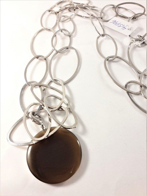 Halsband med länkar i silverfärg och brunt hänge