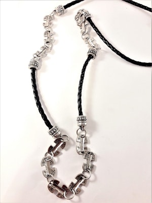Halsband med detaljer i silverfärg och svart