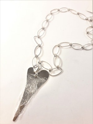 Halsband med ovaler och hjärta i silverfärg