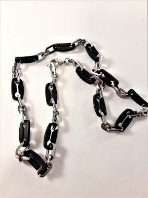 Halsband med silverfärgade länkar och i svarta gummidetaljer