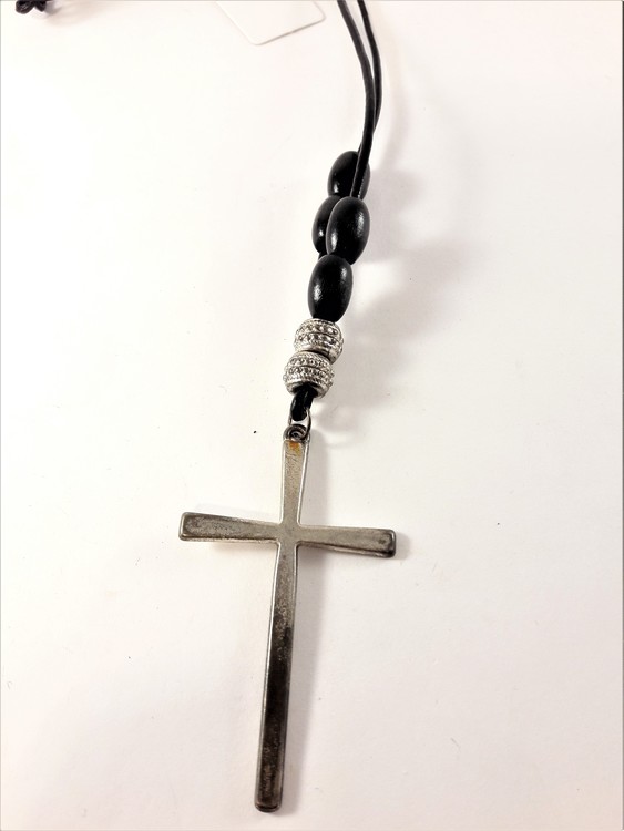 Halsband med kors och ovaler i svart