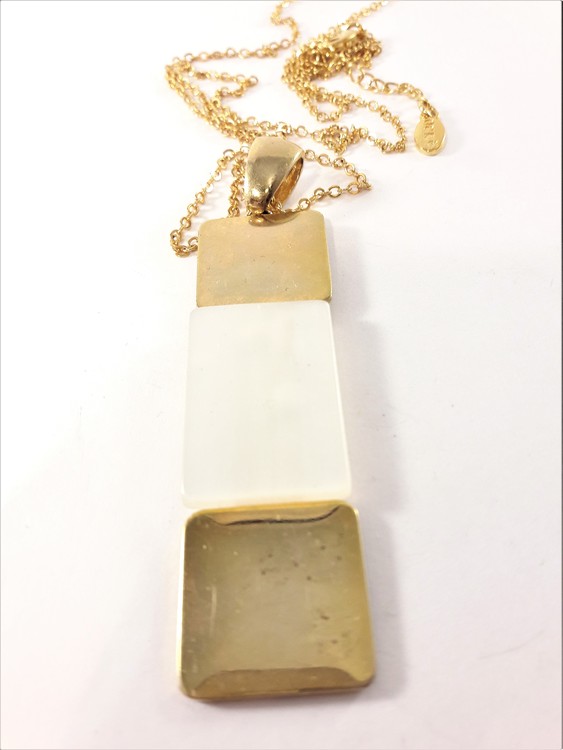 Halsband med hänge i guldfärg och vitt