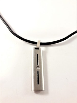 Halsband i svart med hänge och liten sten i silverfärg
