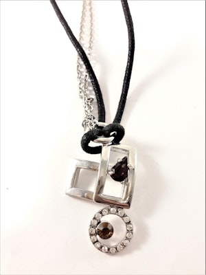 Halsband i svart med silverfärgade detaljer och strass