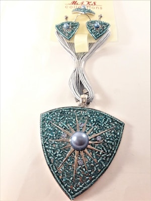Set med halsband, ring samt matchande örhängen i grönt