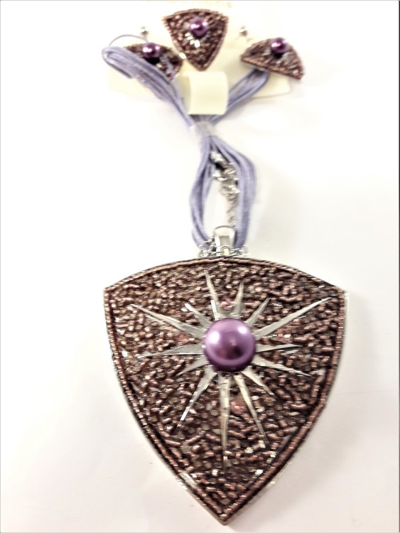 Set med halsband, ring samt matchande örhängen i lila