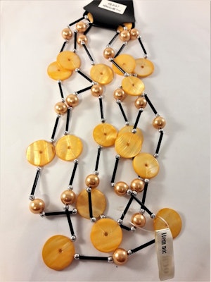 Långt halsband med detaljer i orange och svart