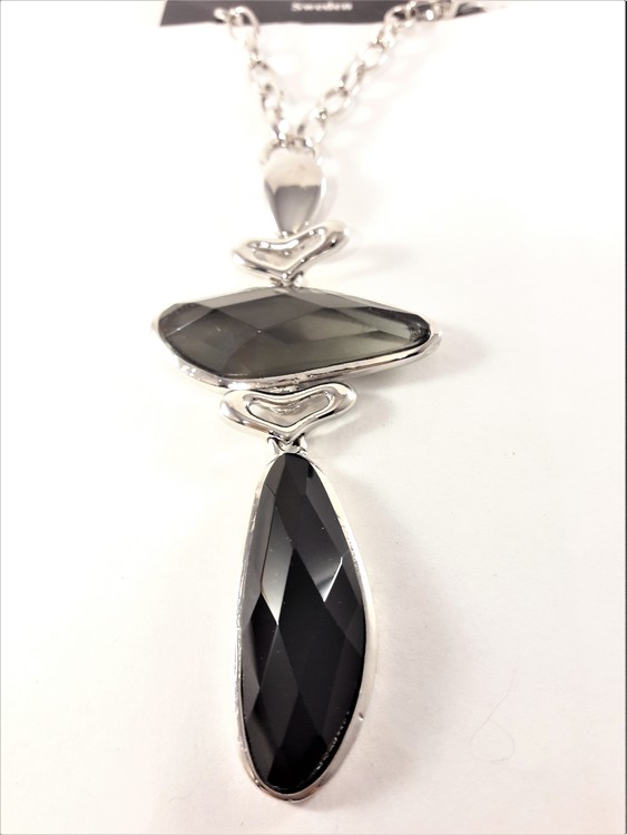 Silverfärgat halsband med svarta stenar