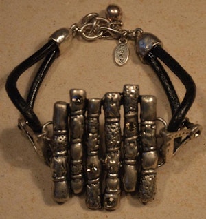 Armband Silverfärg med Utsirad Dekoration