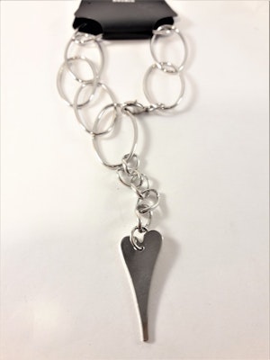 Armband med Smala Silverfärgade Länkar och Hjärta som Berlock