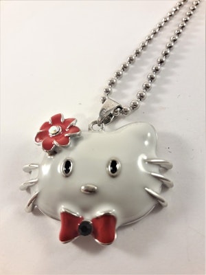 Halskedja med vit Hello Kitty och röd blomma