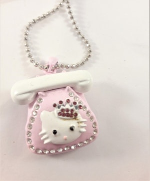 Halskedja med Hello Kitty och rosa telefon