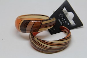 Stelt örhänge i acryl med mönster i bruna toner