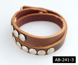 Läderarmband med runda nitar, brun