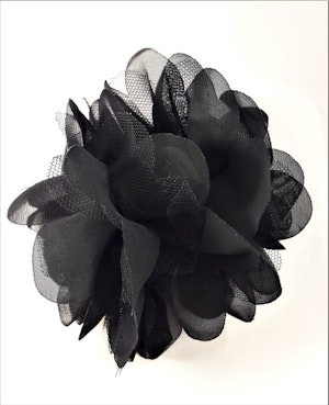 Dekorativ svart hårklämma med svart tyg
