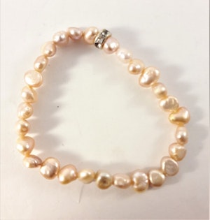 Enkelt Armband med Små Aprikosfärgade Pärlor och Ring med Strass